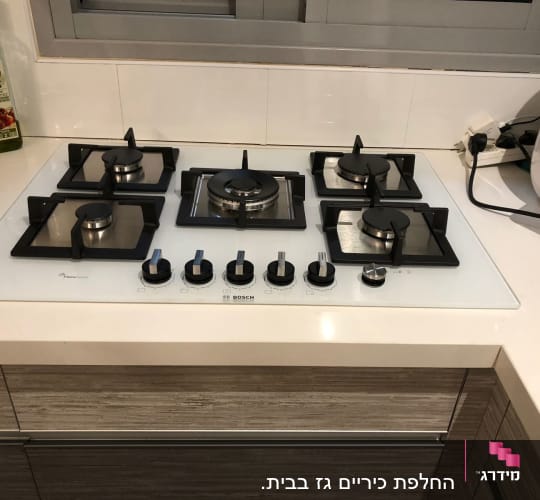 כיריים גז של בוש עם חמישה מבערים וכפתורי שליטה